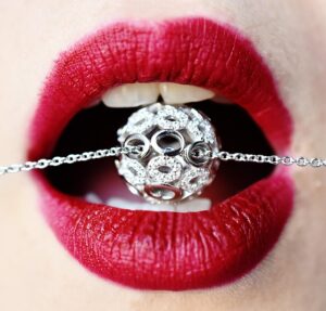 teeth-whitening-640x480-36520227.jpeg